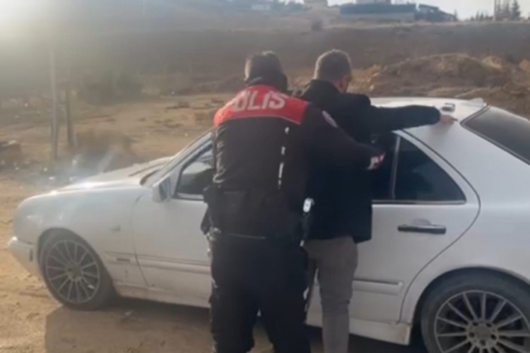 15 ayrı su&ccedil;tan aranan ş&uuml;pheli takip sonucu yakalandı