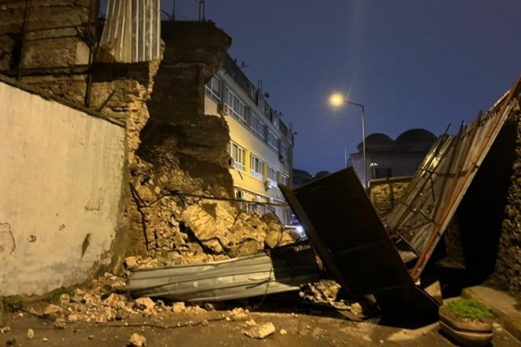 Tarihi metruk binanın duvarı b&ouml;yle yıkıldı