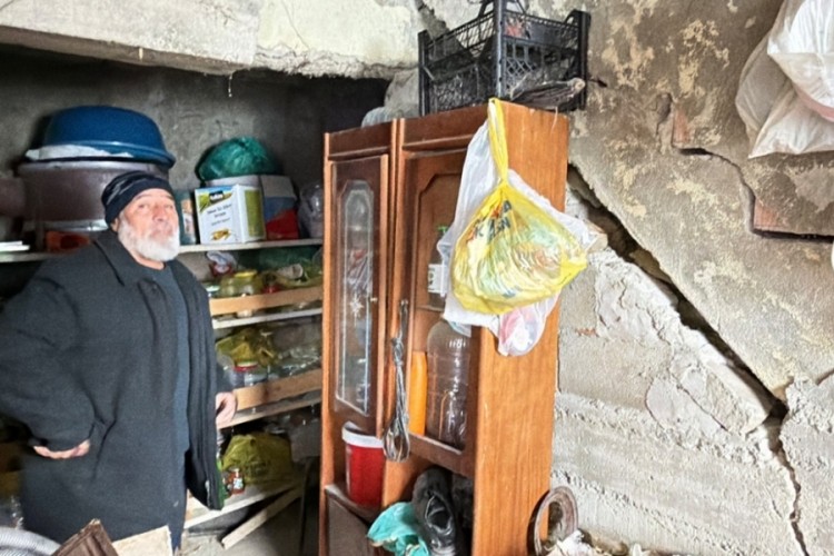 Bartın'da heyelan! 16 evde korkutan &ccedil;atlaklar