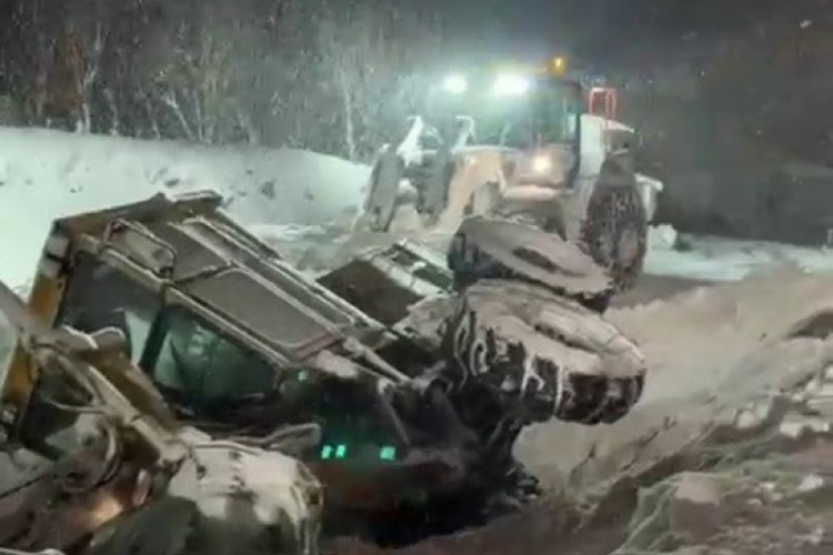 Erzurum'da kar temizleme aracı devrildi