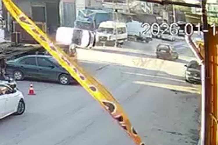 Otomobille &ccedil;arpıştı, ara&ccedil; yan yattı