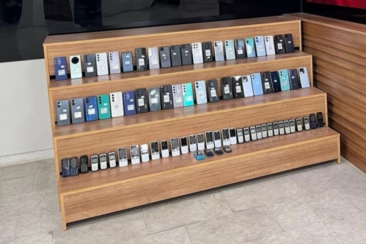 Şanlıurfa'da g&uuml;mr&uuml;k ka&ccedil;ağı cep telefonu operasyonu: 3 g&ouml;zaltı