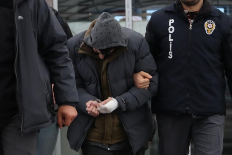 &Uuml;vey babasını bı&ccedil;akla ağır yaralayan şahıs tutuklandı