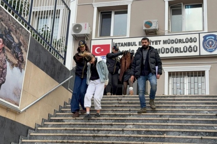 2 kadın girdiği iki farklı evden 1 milyon TL'yi bulan ziynet eşyaları &ccedil;aldı