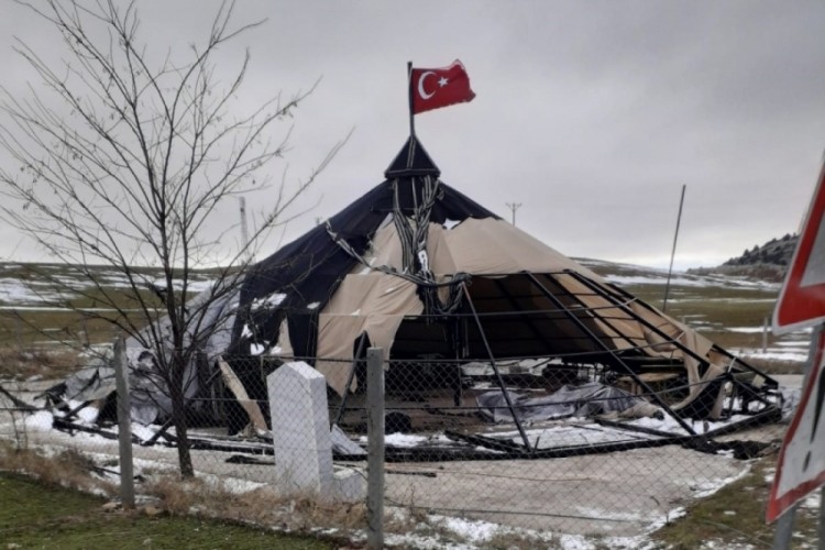 &Ccedil;adır salon şiddetli r&uuml;zgara dayanamayarak par&ccedil;alandı