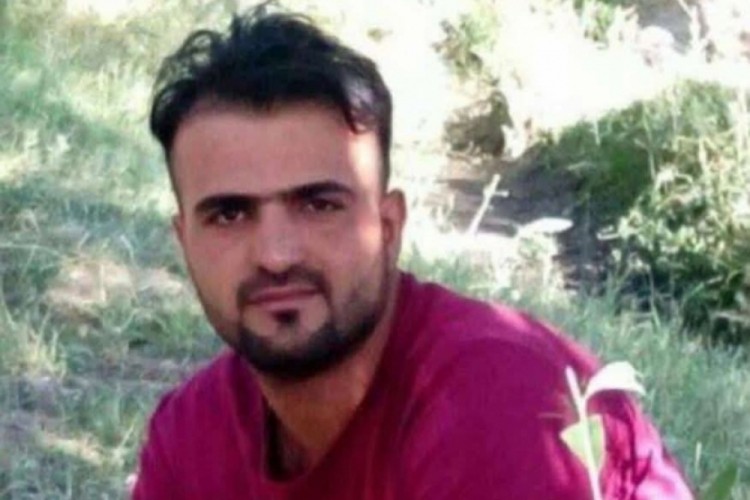 Gen&ccedil; adam iş yerinin &ouml;n&uuml;ndeki ara&ccedil;ta &ouml;l&uuml; bulundu