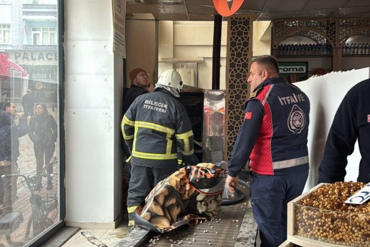 Kuruyemiş&ccedil;i d&uuml;kkanında yangın &ccedil;ıktı