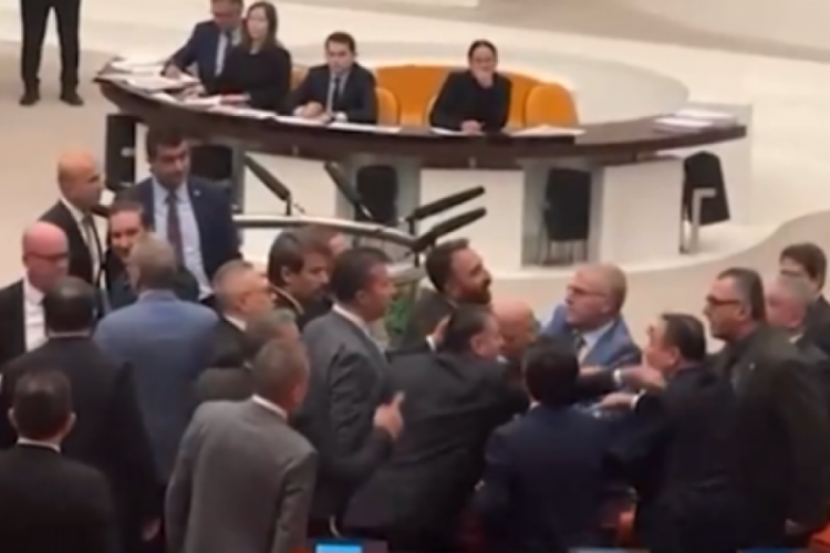 Meclis'te tansiyon yükseldi: AK Parti ve CHP milletveki...