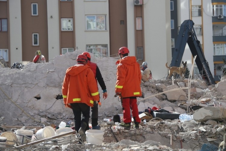 Depremde 56 kişinin &ouml;ld&uuml;ğ&uuml; binayla ilgili 11 sanığa hapis cezası