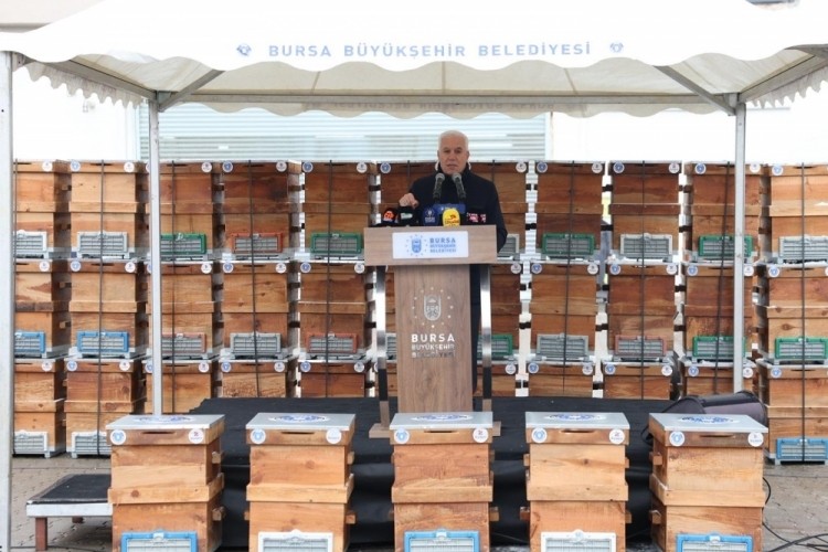 Başkan Bozbey'den kırsala g&uuml;&ccedil;l&uuml; hamle: Arı kovanları &uuml;reticiyle buluştu