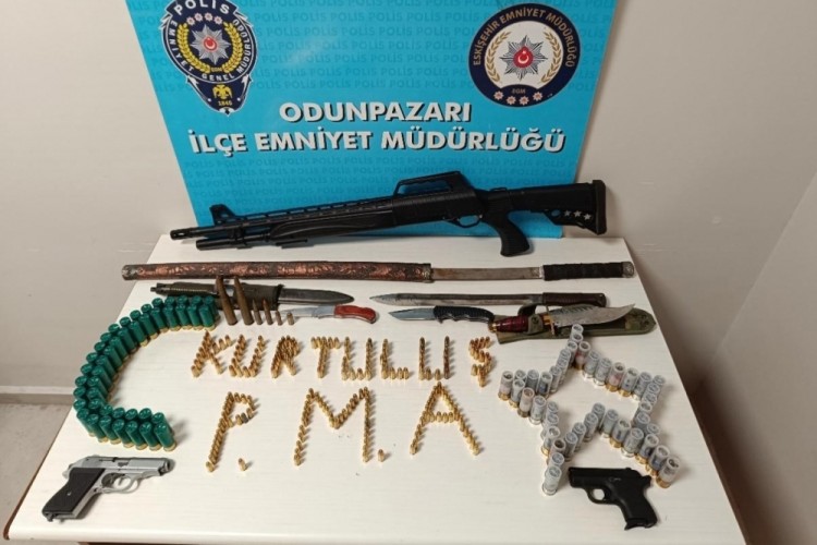 Bisikletle &ccedil;arptı silahla vatandaşı tehdit etti: Yakalandı...