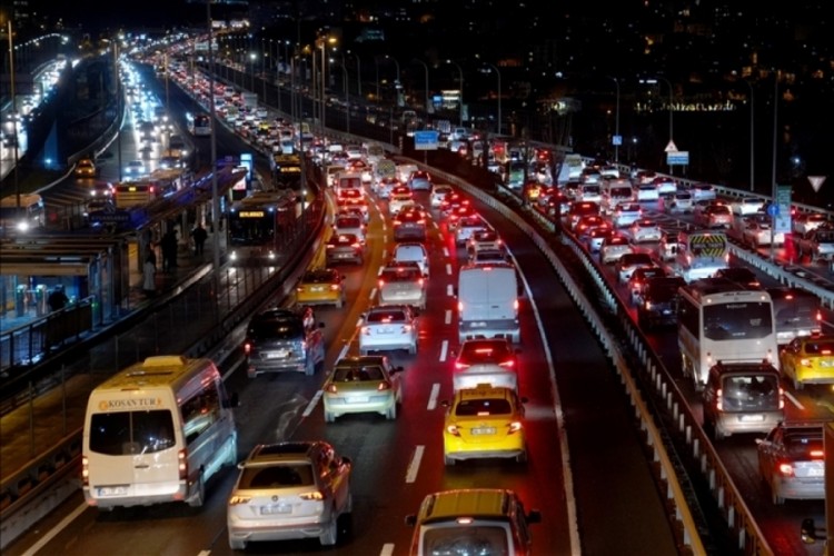 İstanbul'da akşam saatlerinde trafik yoğunluğu y&uuml;zde 85'e &ccedil;ıktı