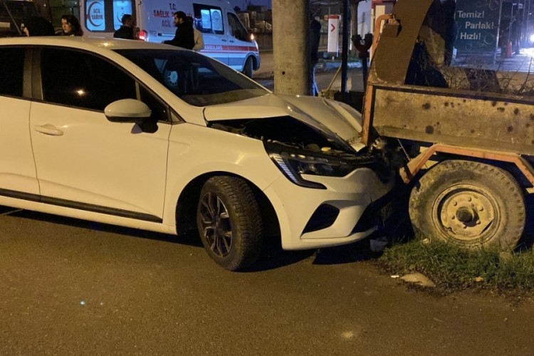 Bursa'da kaza yapan otomobil savrulup kamyonete &ccedil;arptı: 2 yaralı