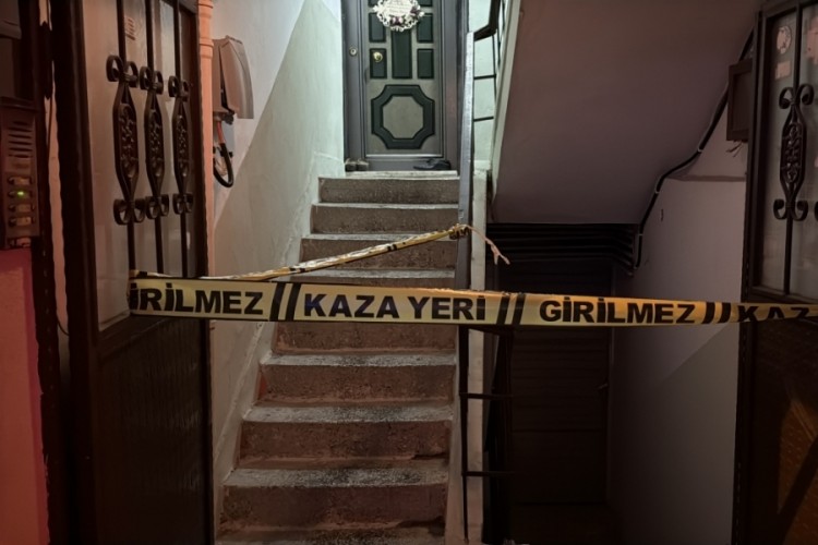 Merdiven boşluğunda yaşlı adam &ouml;l&uuml; bulundu...