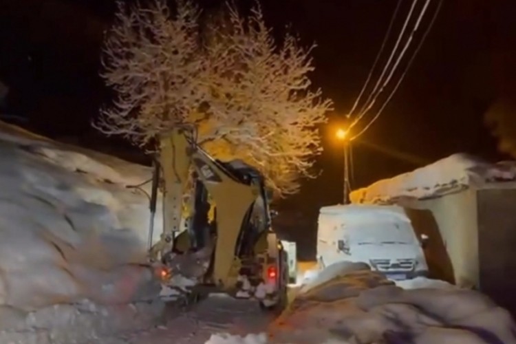 Yolu kapanan k&ouml;yde 'hasta kurtarma operasyonu'
