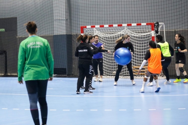 Bursa B&uuml;y&uuml;kşehir Hentbol Takımı ligde ve Avrupa'da fırtına gibi esiyor