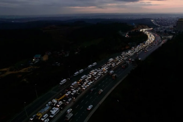 İstanbul'da İETT'lerin karıştığı zincirleme kaza sonrası trafik
