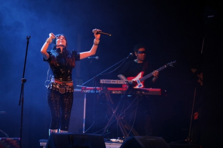 Bursa'da Gaye Su Akyol ile m&uuml;zik dolu gece