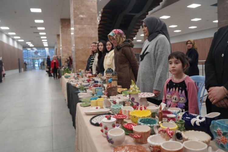 Orhangazi'de el emeği g&ouml;z nuru &uuml;r&uuml;nler sergilendi