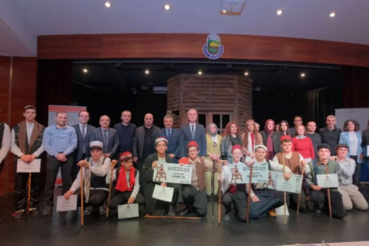 İneg&ouml;l'de gen&ccedil; meddahlar sahne aldı