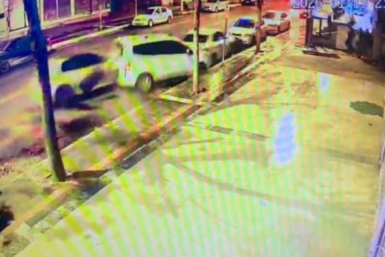 Otomobil park halindeki ara&ccedil;ları bi&ccedil;ti, ge&ccedil;ti...