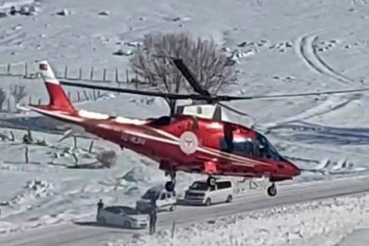 Kalp krizi ge&ccedil;iren vatandaşa ambulans helikopter yetişti