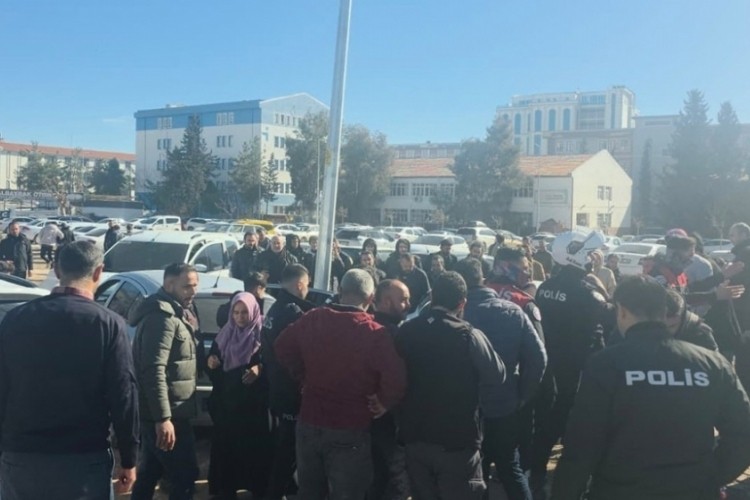 Adliye &ouml;n&uuml;nde birbirlerine girdiler! 2 kişi yaralandı