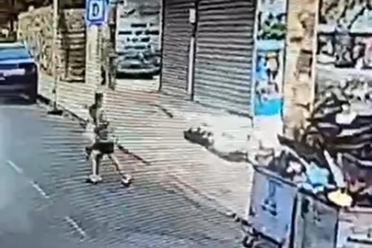 Cam şişeyle kadını doğramaya &ccedil;alıştı! Kameralara yakalandı...