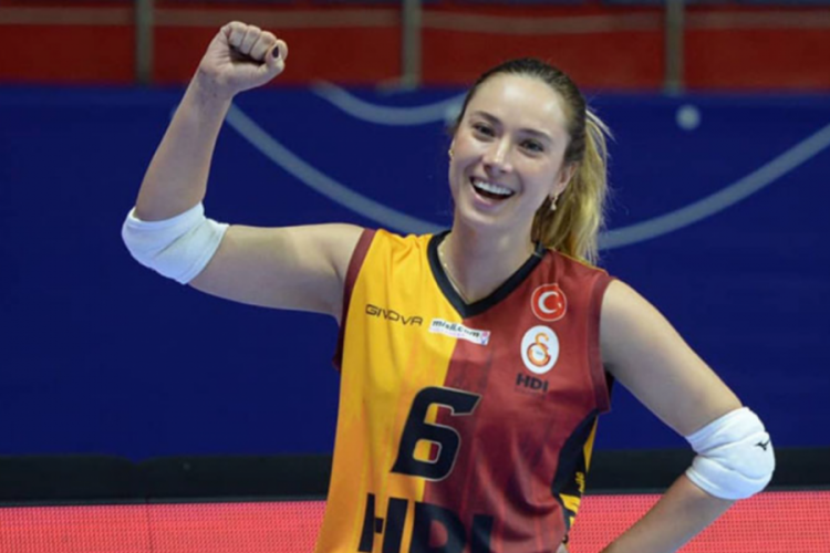 Eski voleybolcu Derya &Ccedil;ayırgan'a ev hapsi ve yurtdışına &ccedil;ıkış yasağı!
