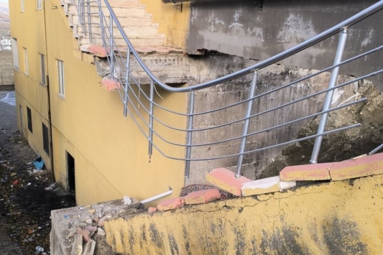 Facianın eşiğinden d&ouml;n&uuml;ld&uuml;: 12 katlı binanın merdiveni &ccedil;&ouml;kt&uuml;