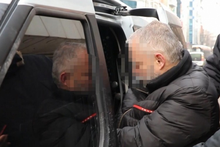 Sahte altınları bozdurmak isterken enselendi!