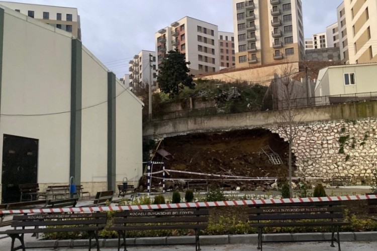 Kocaeli'de 10 metrelik istinat duvarı okul bah&ccedil;esine devrildi