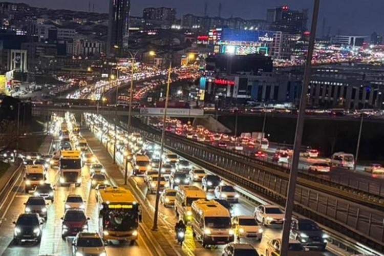 İstanbul'da akşam saatlerinde trafik yoğunluğu y&uuml;zde 89'a &ccedil;ıktı