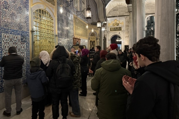 Mira&ccedil; Kandili'nde vatandaşlar Ey&uuml;psultan Camii'ne akın etti