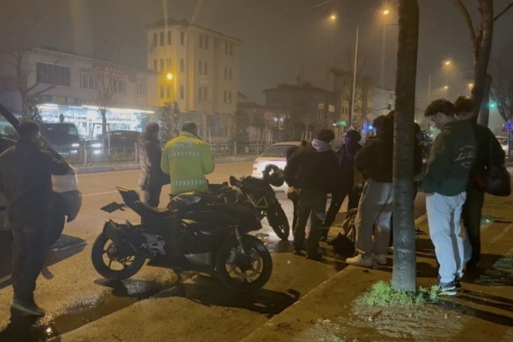 Bursa'da otomobil ile motosiklet &ccedil;arpıştı: Yaralılar var...