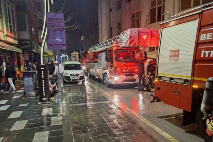 Bolu'da gece saatlerinde korkutan yangın: Yaralılar var...
