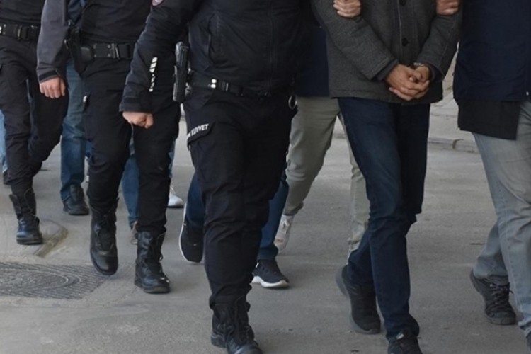 Sosyal medya dolandırıcıları enselendi: &Ccedil;ok sayıda kişi g&ouml;zaltında...