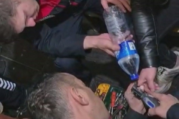 Parmağına sıkışan y&uuml;z&uuml;ğ&uuml; itfaiye &ccedil;ıkardı