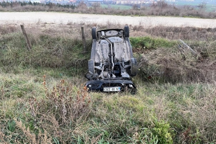 L&uuml;leburgaz'da otomobil şarampole yuvarlandı, takla attı