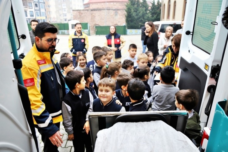 Bursa'da 1. sınıf &ouml;ğrencisinin hayali okul bah&ccedil;esinde ger&ccedil;eğe d&ouml;n&uuml;şt&uuml;