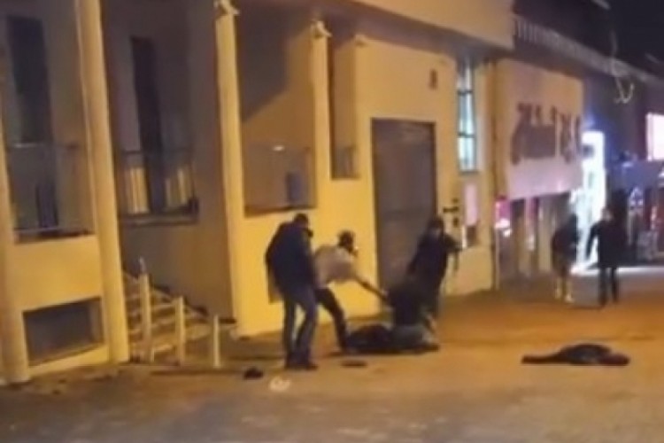 Bursa'da sokak ortasında birbirlerini &ccedil;akıyla yaraladılar