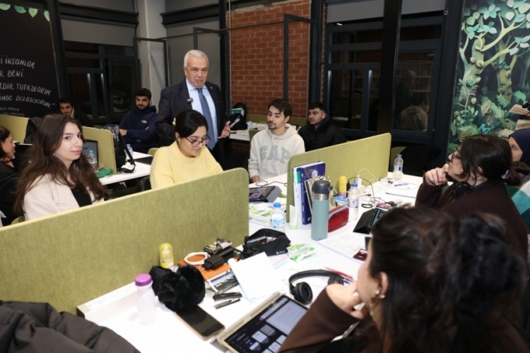 Başkan Şadi Özdemir'den finaller öncesi gençlere moral ziyareti