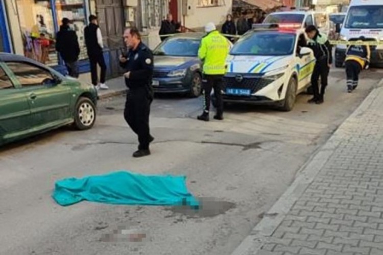 6 yaşındaki &ccedil;ocuk kamyonetin altında kaldı, can verdi