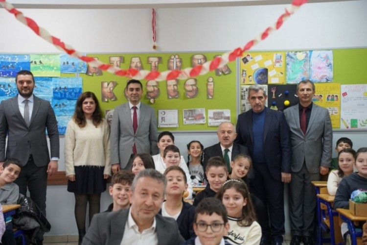Bursa'da karne heyecanı: 600 bini aşkın &ouml;ğrenci tatile girdi...