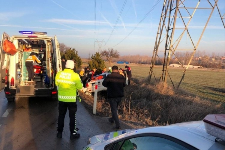 Kamyonla &ccedil;arpışan otomobil s&uuml;r&uuml;c&uuml;s&uuml; hayatını kaybetti