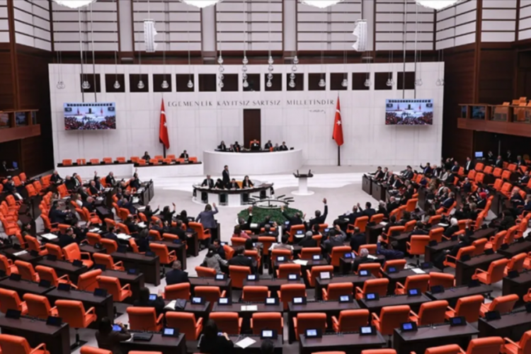 "TBMM'de stajyer kız &ouml;ğrencilere istismar" davası ertelendi