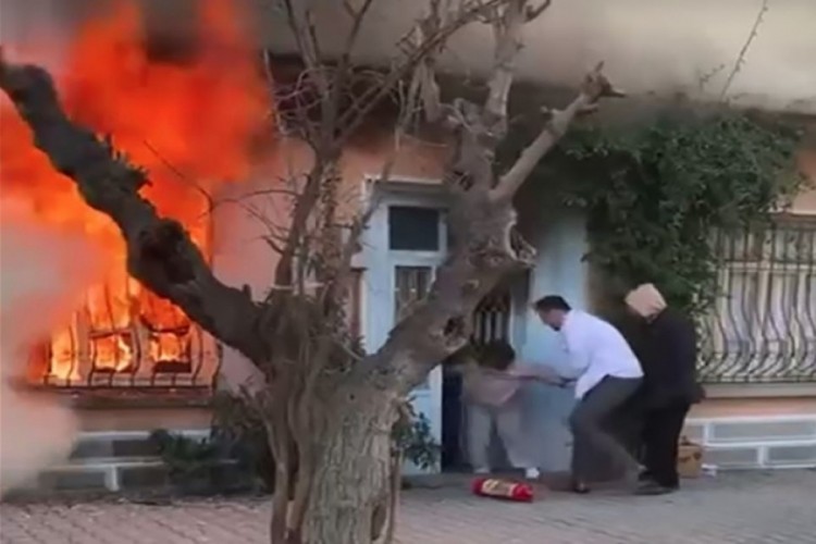 Kedisini kurtarmak i&ccedil;in alevlerin i&ccedil;ine daldı