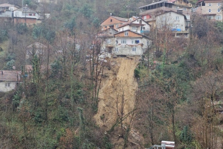 Korkutan heyelan: 8 kişilik aile tahliye edildi