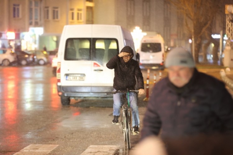 Edirne ve Kırklareli'nde kar yağışı başladı