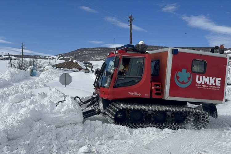 Bing&ouml;l'de yolu kapanan mezradaki hastayı UMKE hastaneye ulaştırdı